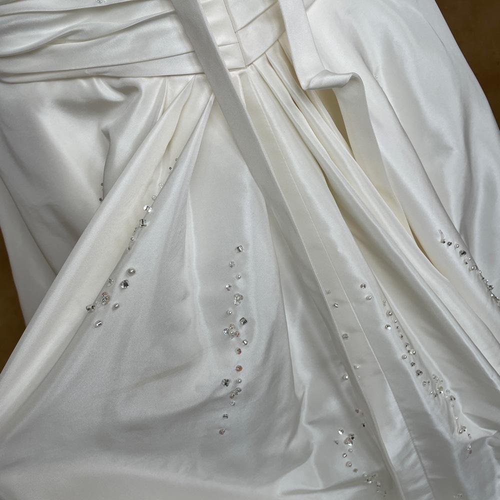Ivory Wedding Dress. - Picture 16 of 16
